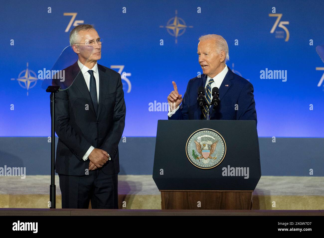 Washington, Stati Uniti. 9 luglio 2024. U. Il presidente Joe Biden, a destra, pronuncia le sue osservazioni prima di presentare la Presidential Medal of Freedom al segretario generale uscente della NATO Jens Stoletenberg, a sinistra, durante la cerimonia di apertura del 75° anniversario del vertice NATO all'Andrew W. Mellon Auditorium, 9 luglio 2024 a Washington, DC Credit: Oliver Contreras/White House Photo/Alamy Live News Foto Stock