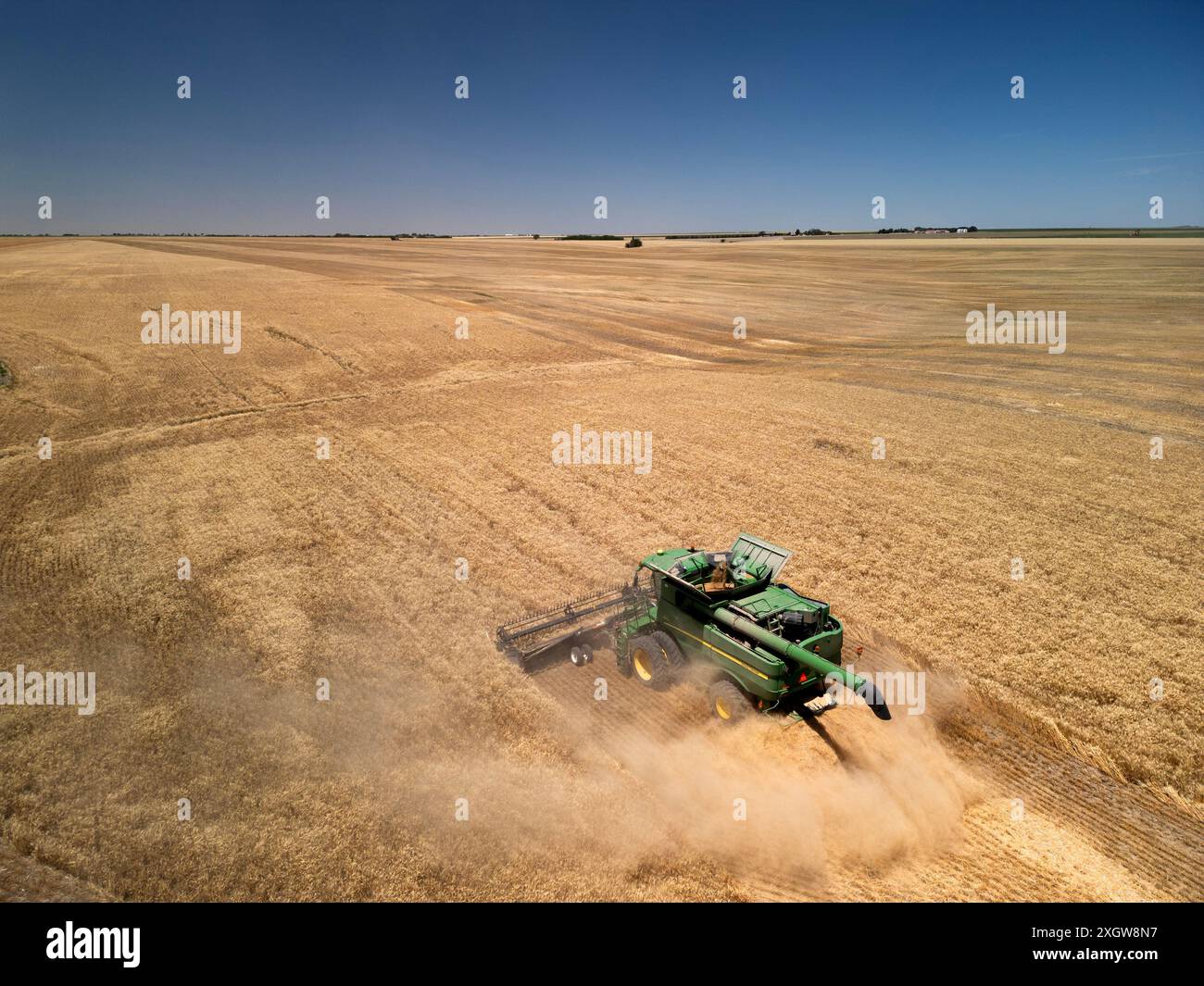 Vista della mietitrice che lavora in un campo di grano nel Kansas occidentale Foto Stock