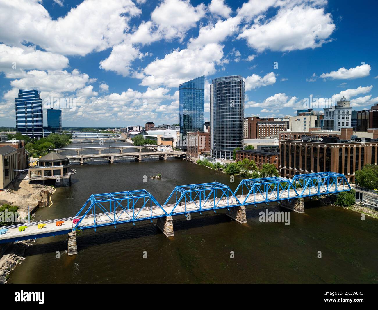 Vista aerea dello storico Blue Bridge sul Grand River nel centro di Grand Rapids, Michigan Foto Stock