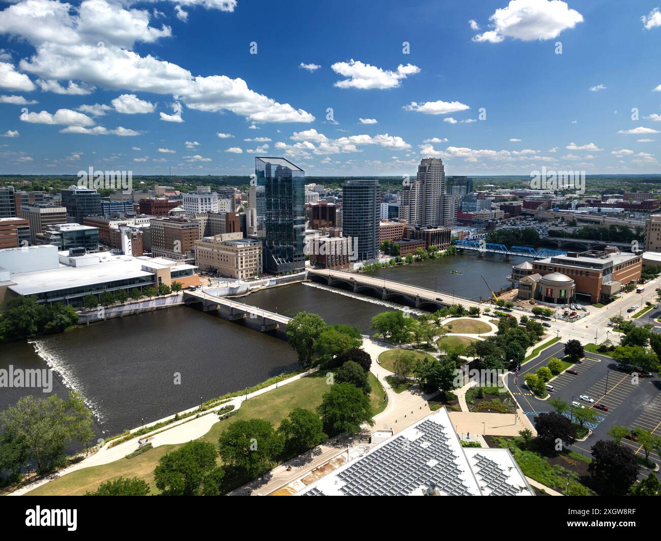 Vista aerea estiva dello skyline del fiume Grand nel centro di Grand Rapids, Michigan Foto Stock