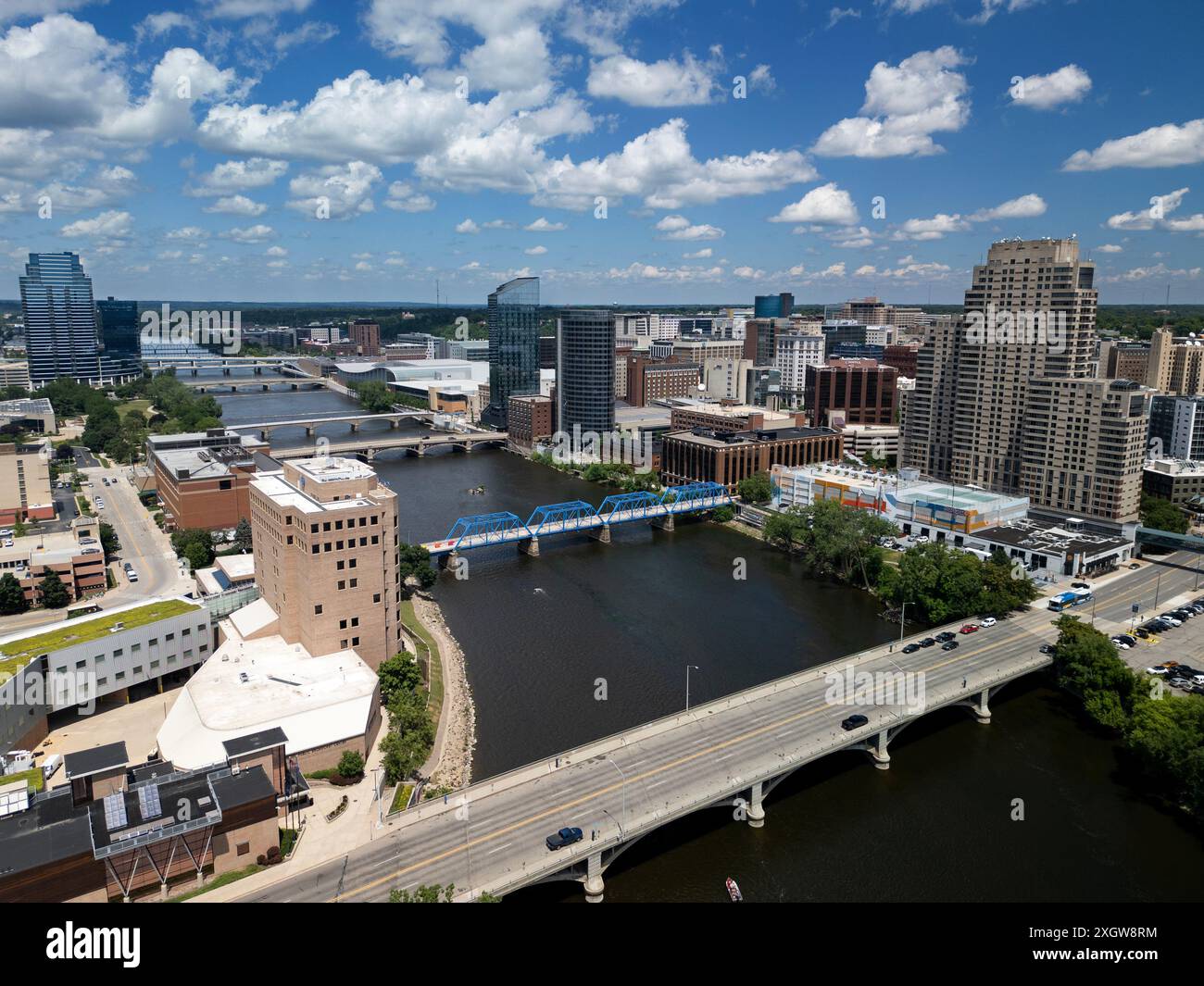 Vista aerea estiva dello skyline del fiume Grand nel centro di Grand Rapids, Michigan Foto Stock