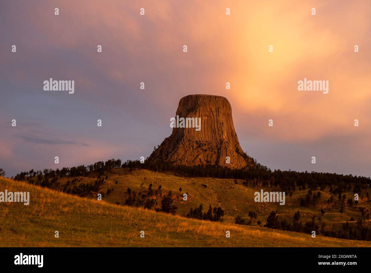 Alba sul Devils Tower National Monument nel Wyoming Foto Stock