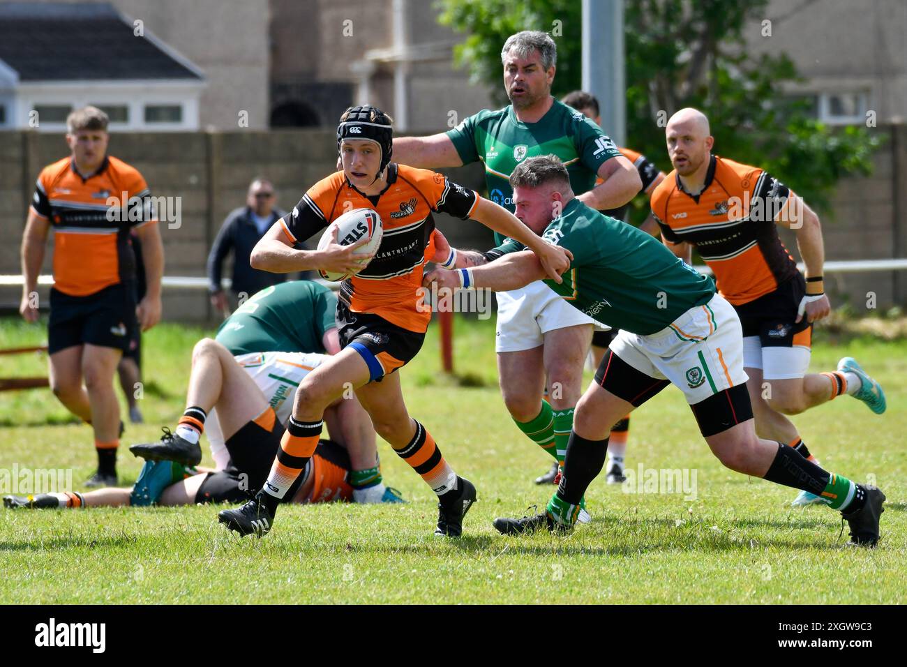 Port Talbot, Galles. 6 luglio 2024. Tre Huddleston dei Torfaen Tigers evade il tackle di Ben Jackson di Aberavon combattendo contro gli irlandesi durante la partita della JES Group Rugby League Conference tra Aberavon Fighting Irish e Torfaen Tigers all'Aberavon Harlequins RFC a Port Talbot, Galles, Regno Unito, il 6 luglio 2024. Crediti: Duncan Thomas/Majestic Media. Foto Stock