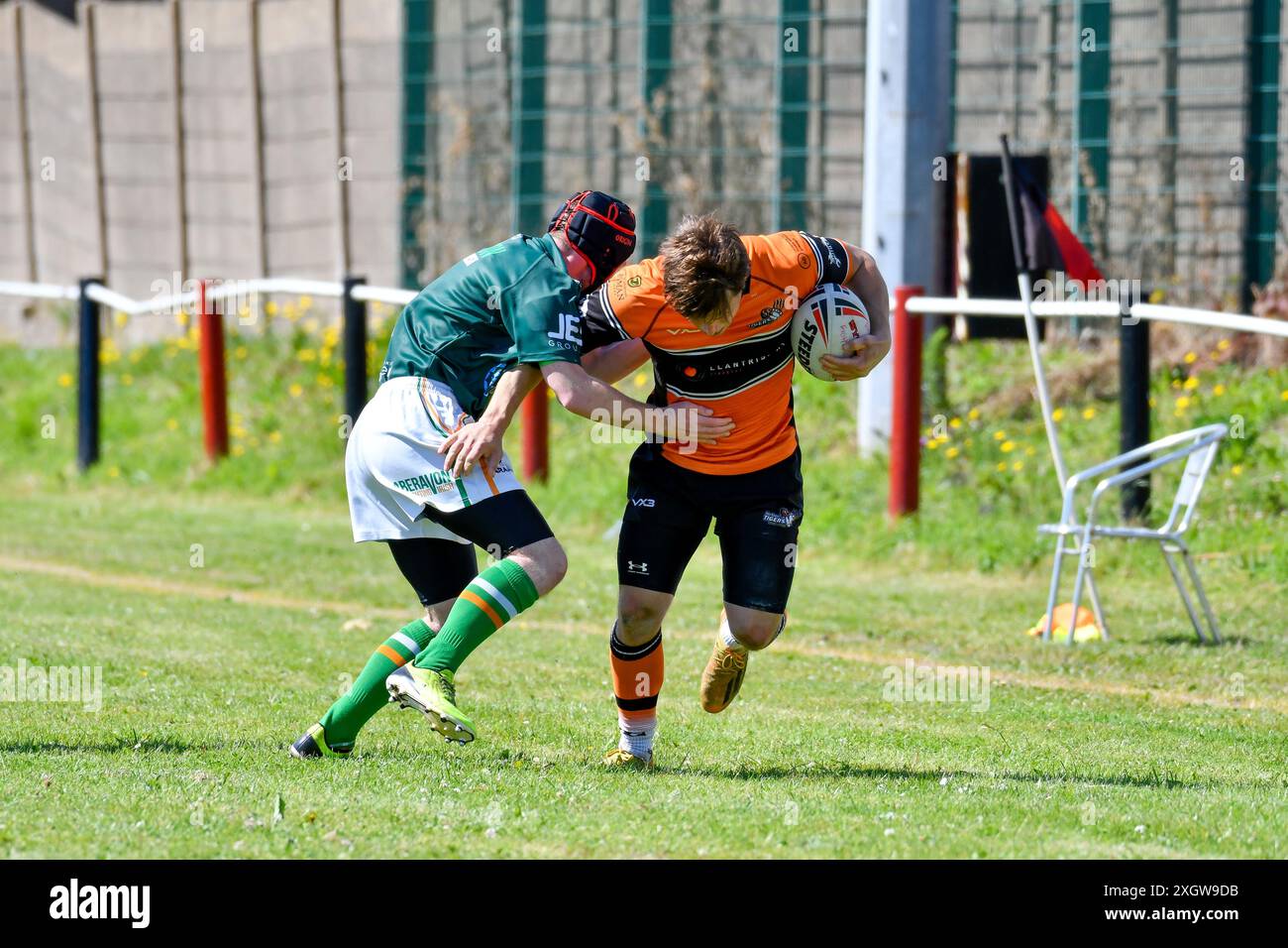 Port Talbot, Galles. 6 luglio 2024. Owen Evans di Aberavon combatte contro gli irlandesi affronta Bradley Hunter dei Torfaen Tigers durante la partita della JES Group Rugby League Conference tra Aberavon Fighting Irish e Torfaen Tigers all'Aberavon Harlequins RFC a Port Talbot, Galles, Regno Unito, il 6 luglio 2024. Crediti: Duncan Thomas/Majestic Media. Foto Stock