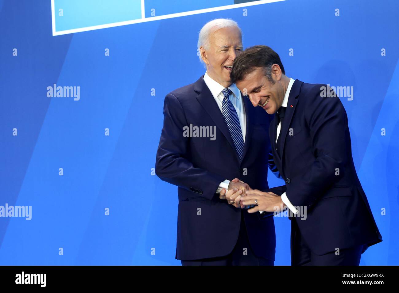 Washington, Stati Uniti. 10 luglio 2024. Il presidente DEGLI STATI UNITI Joe Biden, a sinistra, e Emmanuel Macron, presidente della Francia, partecipano a una stretta di mano di benvenuto durante il vertice NATO a Washington, DC, mercoledì 10 luglio 2024. Il presidente Joe Biden e gli altri 31 leader della NATO avevano sperato che il loro vertice avrebbe celebrato una nuova unità contro Vladimir Putin della Russia, inviato un avvertimento alla Cina e dimostrato che l'alleanza è forte come sempre nel suo 75 ° anno, ma i tre giorni di sfarzo saranno oscurati dalle turbolenze interne in tutta l'alleanza. Foto di Ting Shen/UPI credito: UPI/Alamy Live News Foto Stock