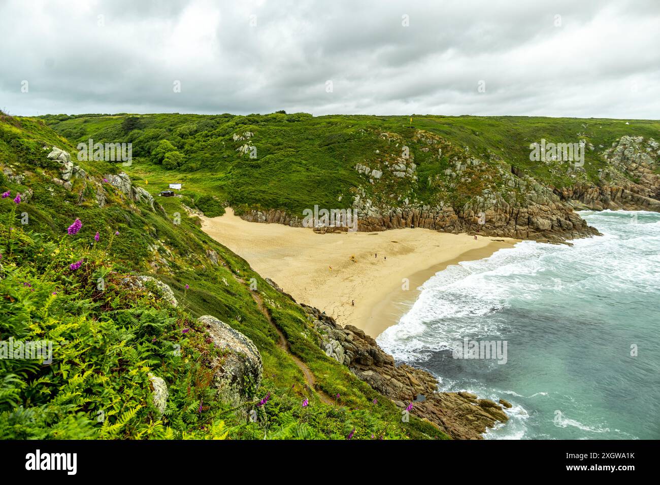 Un breve tour alla scoperta di Porthcurno Beach al bellissimo Minack Theatre - Cornovaglia - Regno Unito Foto Stock