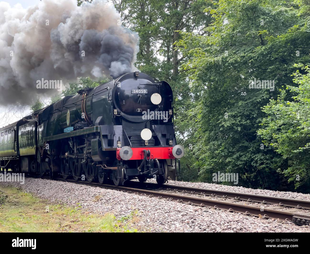 Locomotiva Bulleid classe Battle of Britain - Sir Archibald Sinclair con un treno di servizio alla Bluebell Railway Foto Stock