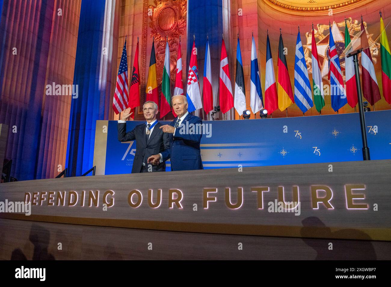 Washington, Stati Uniti. 9 luglio 2024. U. Il Presidente Joe Biden, a destra, presenta la Medaglia presidenziale della libertà al Segretario generale uscente della NATO Jens Stoletenberg, a sinistra, durante la cerimonia di apertura del 75° anniversario del vertice NATO all'Auditorium Andrew W. Mellon, 9 luglio 2024 a Washington, DC Credit: Erin Scott/White House Photo/Alamy Live News Foto Stock