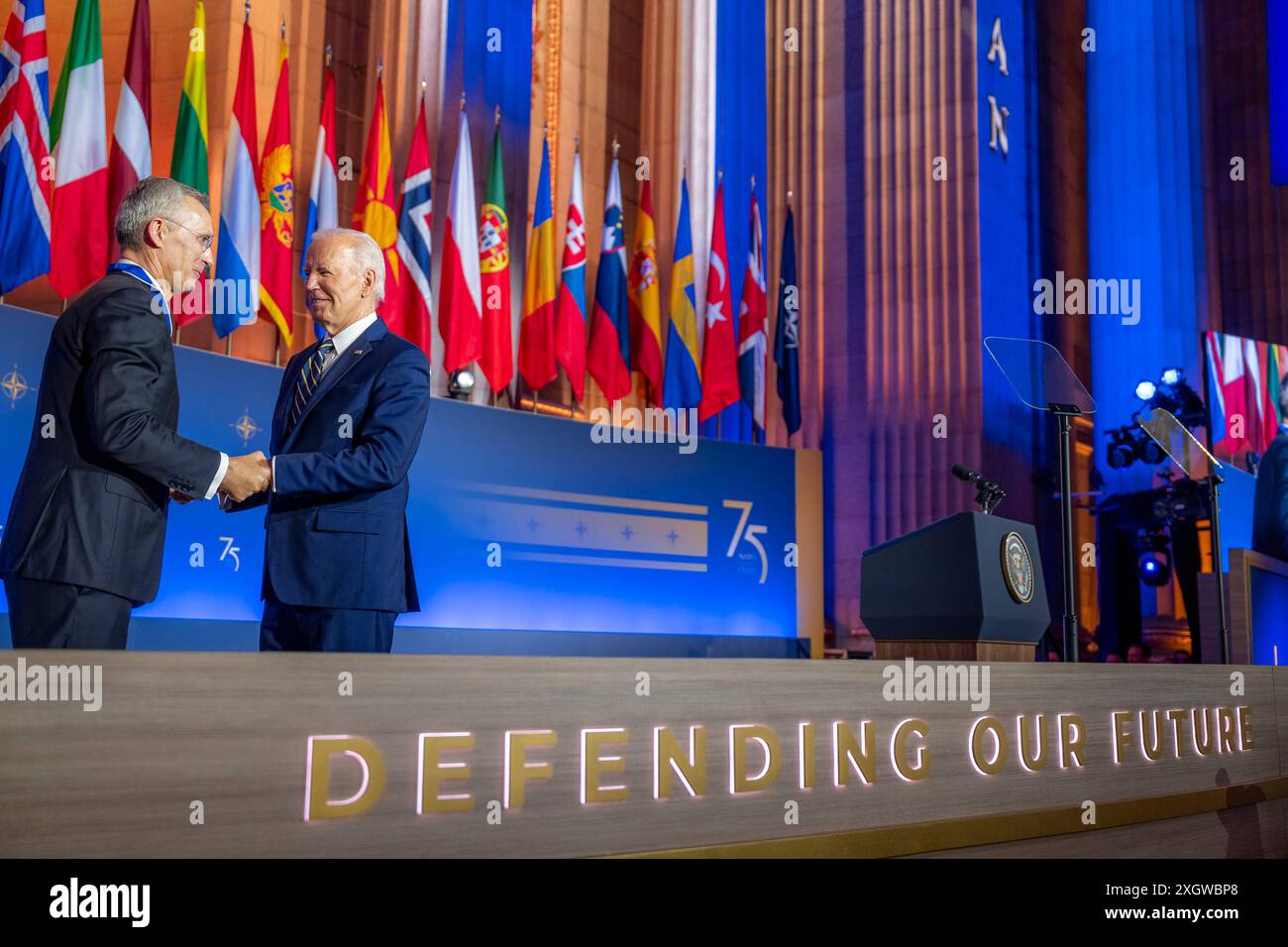 Washington, Stati Uniti. 9 luglio 2024. U. Il Presidente Joe Biden, a destra, presenta la Medaglia presidenziale della libertà al Segretario generale uscente della NATO Jens Stoletenberg, a sinistra, durante la cerimonia di apertura del 75° anniversario del vertice NATO all'Auditorium Andrew W. Mellon, 9 luglio 2024 a Washington, DC Credit: Adam Schultz/White House Photo/Alamy Live News Foto Stock
