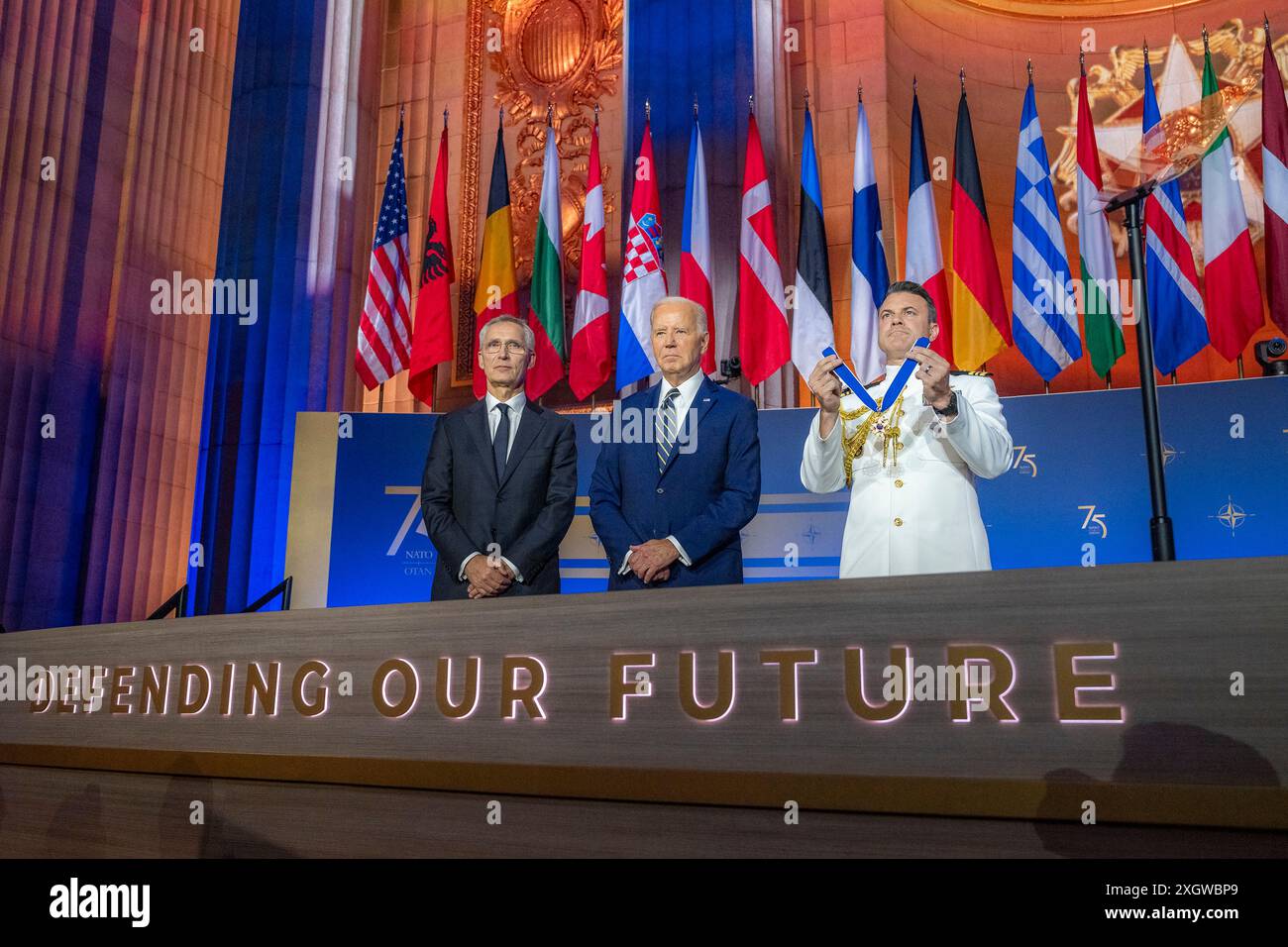 Washington, Stati Uniti. 9 luglio 2024. U. Il presidente Joe Biden, centro, presenta la Medaglia presidenziale della libertà al segretario generale uscente della NATO Jens Stoletenberg, a sinistra, durante la cerimonia di apertura del 75° anniversario del vertice NATO all'Auditorium Andrew W. Mellon, 9 luglio 2024 a Washington, DC Credit: Erin Scott/White House Photo/Alamy Live News Foto Stock