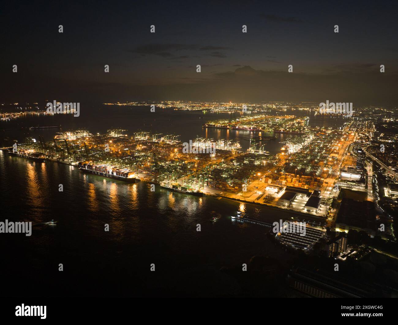 Singapore , Pasir Panjang terminal, Singapore, 6 luglio 2024: Pasir Panjang terminal terminal container. Vista aerea di notte. Foto Stock