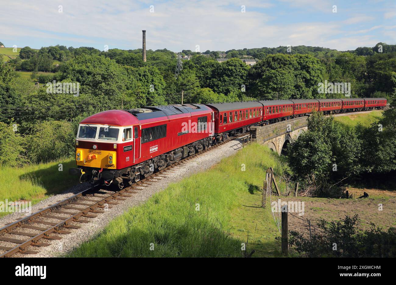69009 propugna il Mytholmes Tunnel nel nel 21.6.24 con il 08,30 Keighley a Oxenhope. Foto Stock