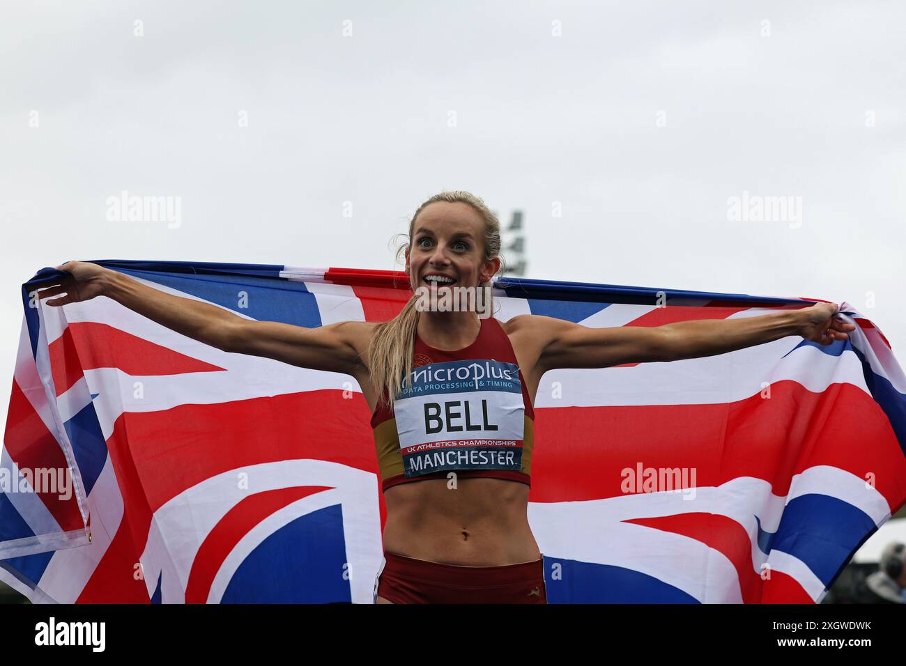 Georgia BELL di Belgrave Harriers festeggia con la bandiera del Regno Unito dopo aver vinto i 1500 m nel Campionato britannico di atletica leggera di Manchester Foto Stock