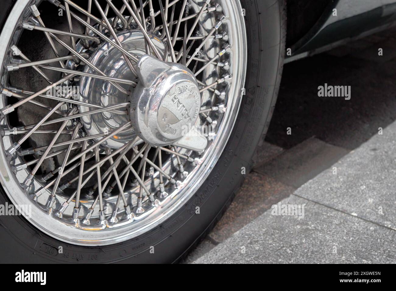 Una ruota della Jaguar e-Type, o della Jaguar XK-e per il mercato nordamericano, una vettura sportiva con motore centrale anteriore britannico Foto Stock