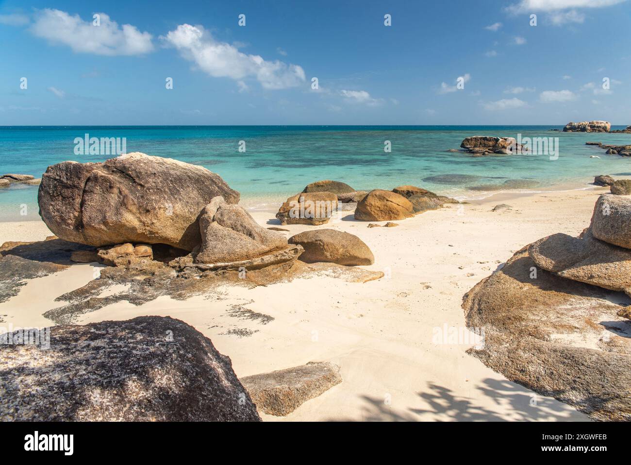 Pittoresca spiaggia tropicale di sabbia dorata Sunset Beach con acqua turchese a Lizard Island, Australia. Lizard Island si trova sulla grande Barriera Corallina in no Foto Stock
