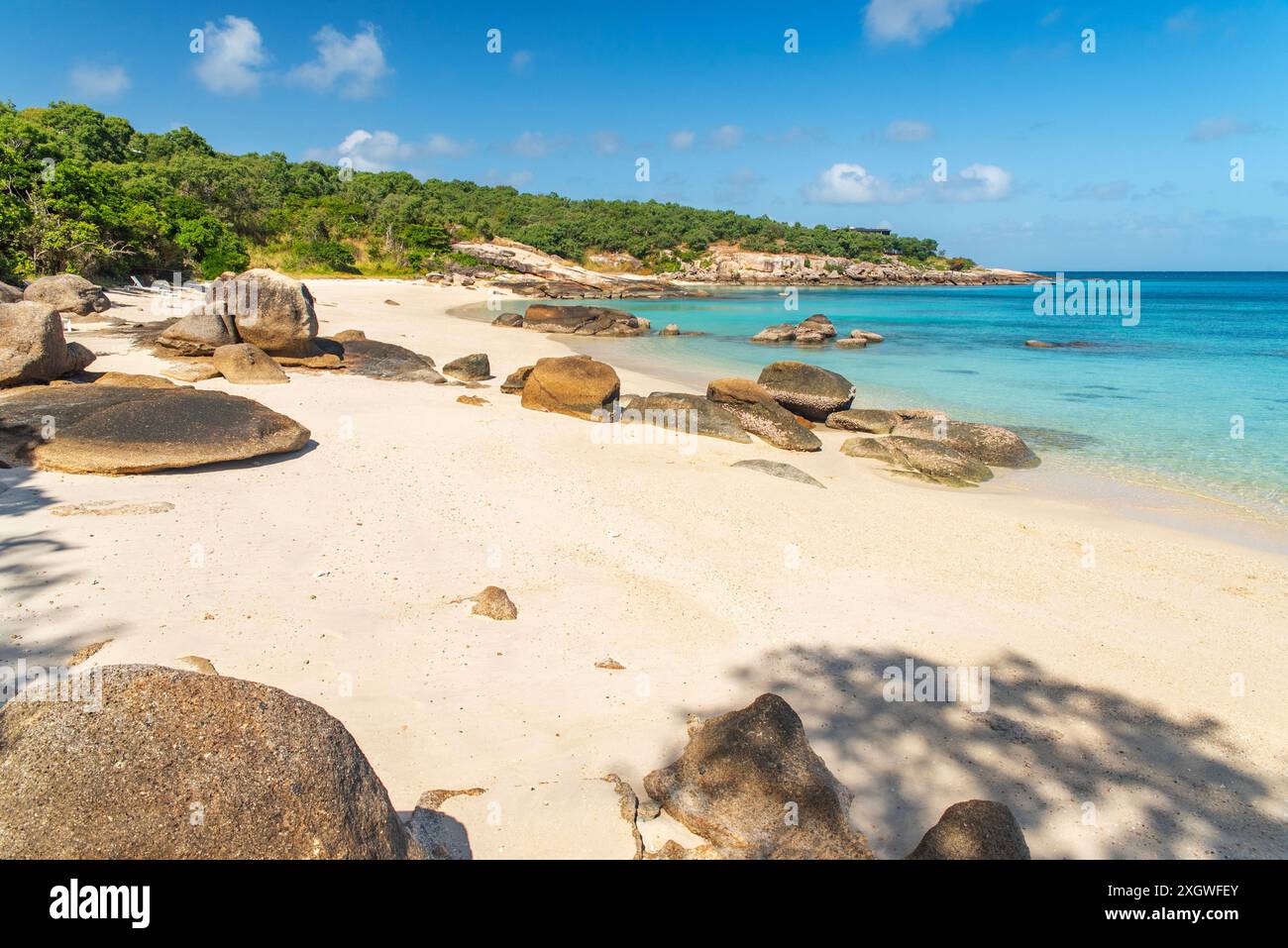 Pittoresca spiaggia tropicale di sabbia dorata Sunset Beach con acqua turchese a Lizard Island, Australia. Lizard Island si trova sulla grande Barriera Corallina in no Foto Stock
