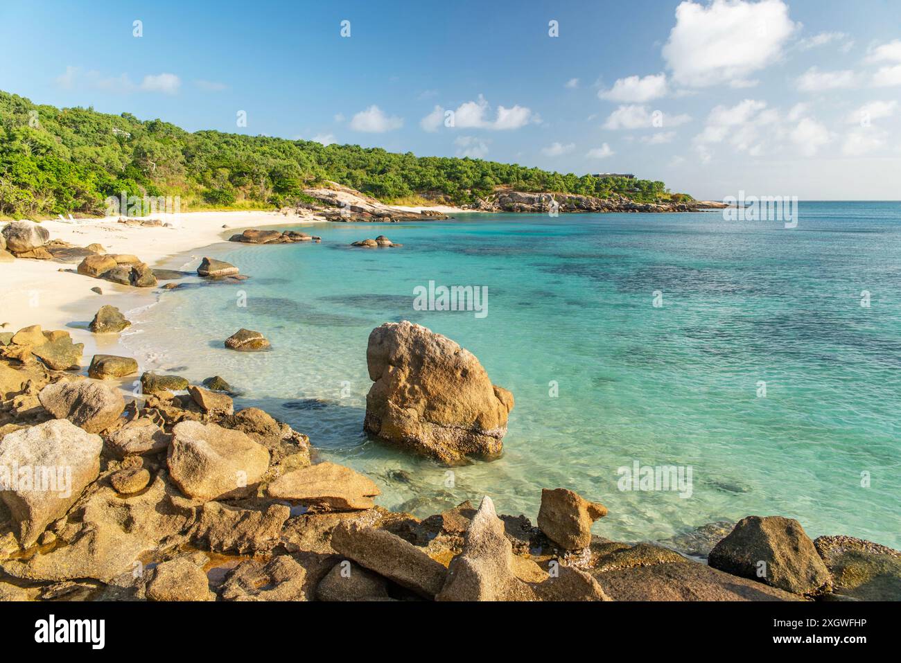 Pittoresca spiaggia tropicale di sabbia dorata Sunset Beach con acqua turchese a Lizard Island, Australia. Lizard Island si trova sulla grande Barriera Corallina in no Foto Stock