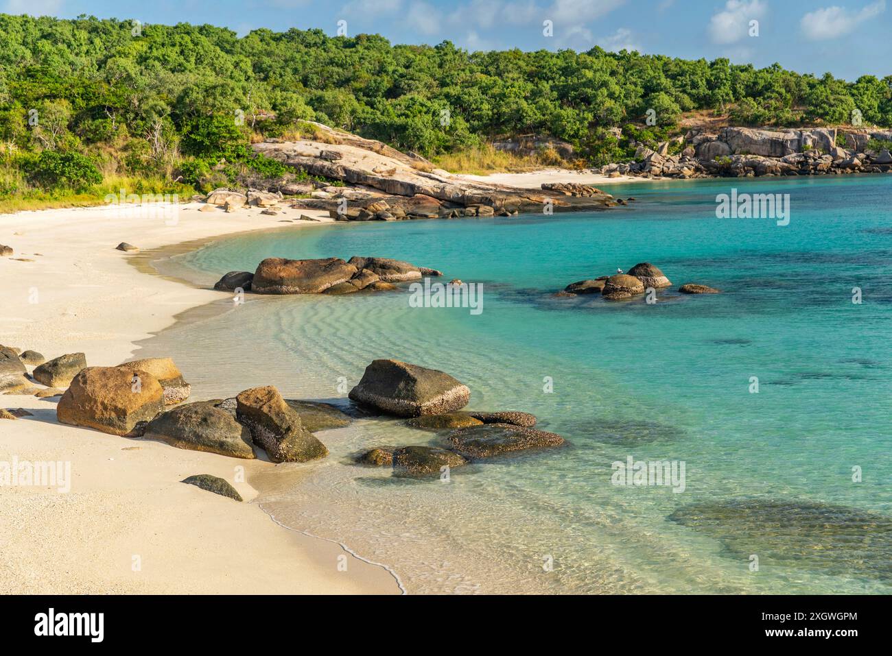 Pittoresca spiaggia tropicale di sabbia dorata Sunset Beach con acqua turchese a Lizard Island, Australia. Lizard Island si trova sulla grande Barriera Corallina in no Foto Stock