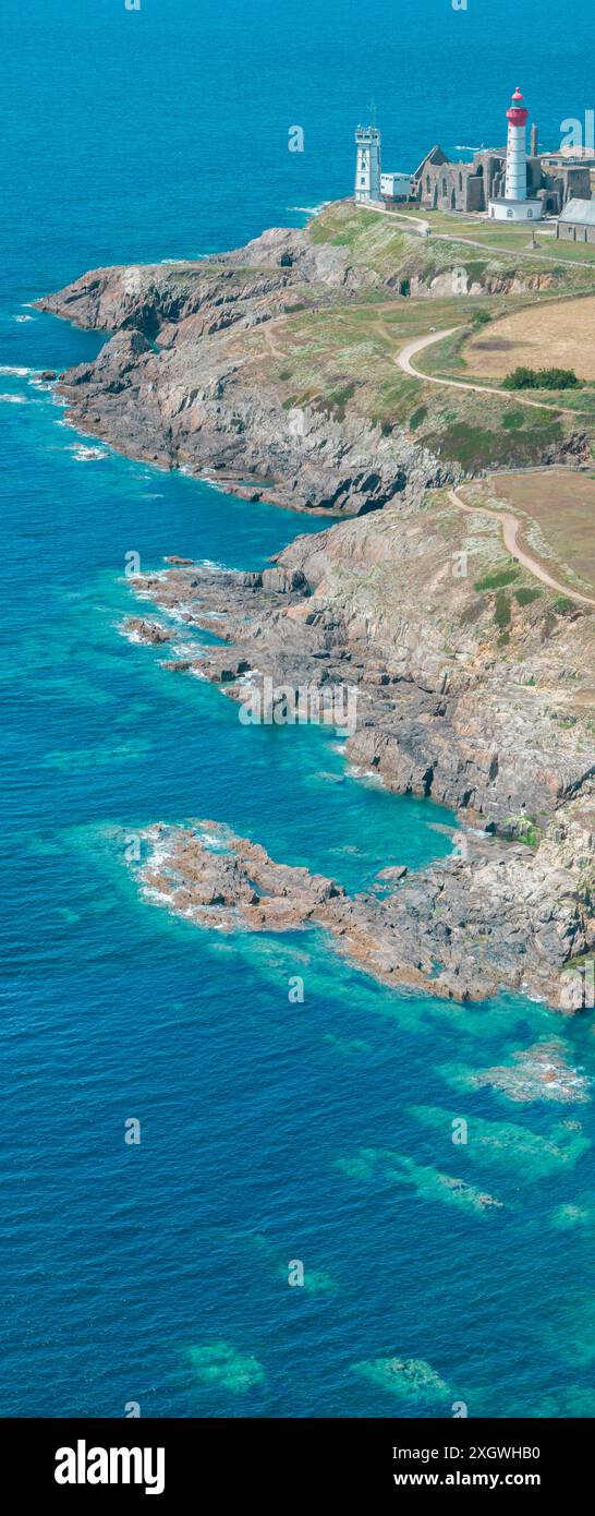 Vista aerea del faro di Saint-Mathieu situato a Plougonvelin e vicino alle rovine dell'antica Abbazia di Saint-Mathieu de fine-Terre. Francia Foto Stock