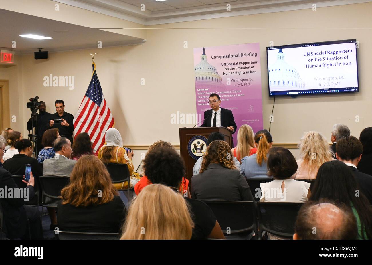 Washington, DC, USA. 9 luglio 2024. Javaid Rehman, relatore speciale delle Nazioni Unite, tiene un discorso incentrato sui crimini dell'Iran contro l'umanità e sul crimine di genocidio, compreso il massacro nel 1988 di migliaia di prigionieri politici e ideologici affiliati al principale gruppo di opposizione iraniano, l'Organizzazione Mojahedin del popolo iraniano (PMOI o MEK). Javaid Rehman, relatore speciale delle Nazioni Unite sulla situazione dei diritti umani nella Repubblica islamica dell'Iran, presenta un rapporto di riferimento sui crimini di atrocità dell'Iran durante un briefing del Congresso a Washington DC. (Credit Image: Foto Stock
