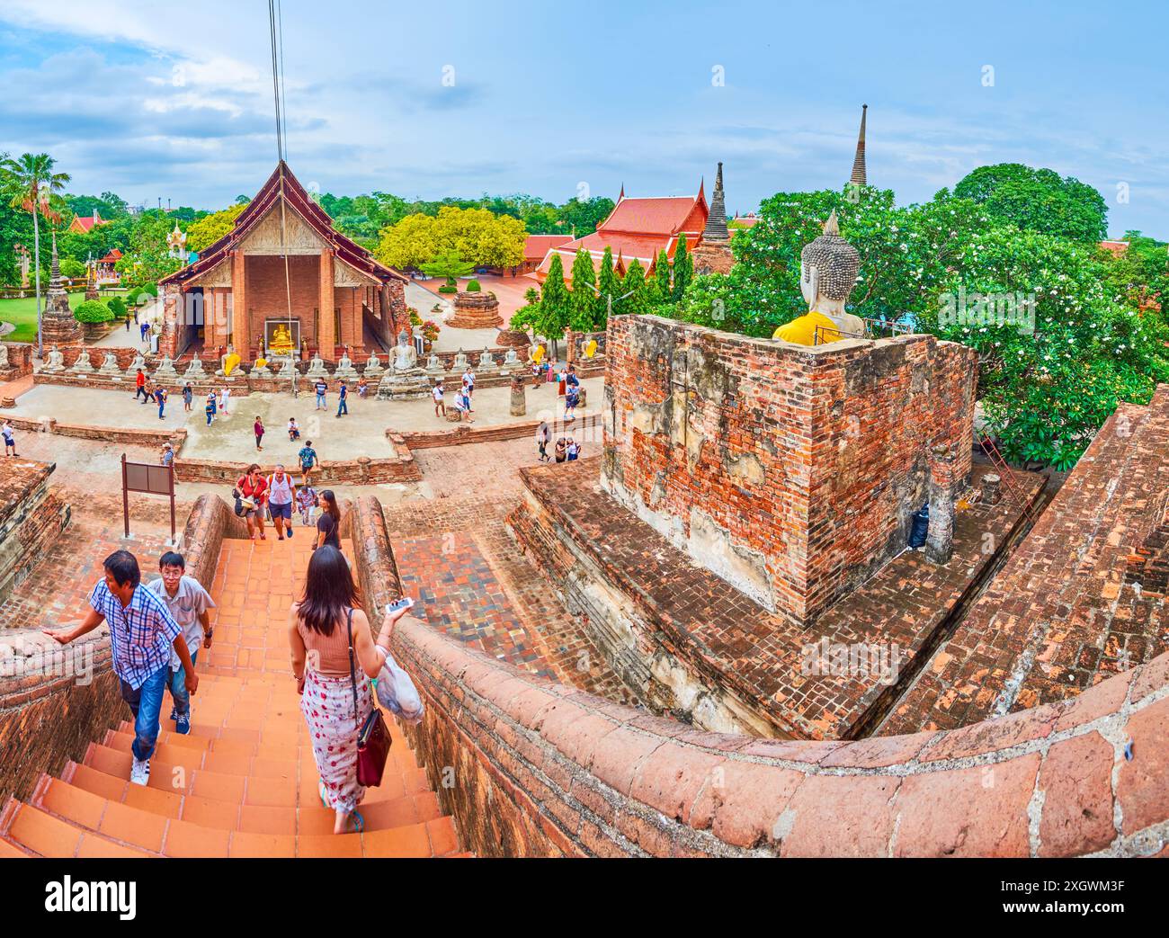 AYUTTHAYA, THAILANDIA - 5 MAGGIO 2019: L'antico tempio Wat Yai Chai Mongkhon con statue esistenti di Buddha, Ubosot (sala di ordinazione), chedis (stup Foto Stock