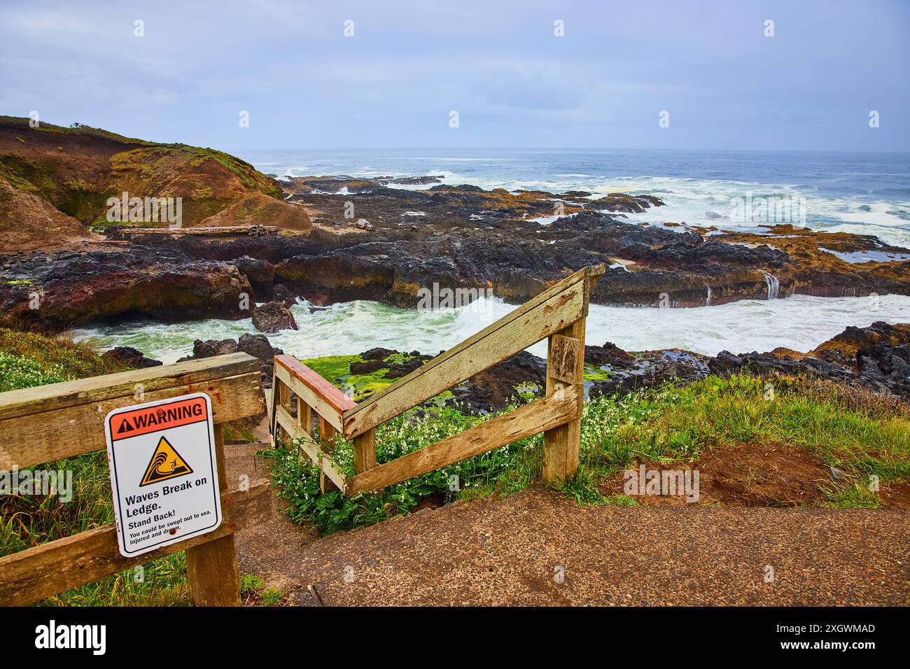 Cartello di avvertenza di sicurezza costiera resistente con movimento delle onde in collisione Foto Stock