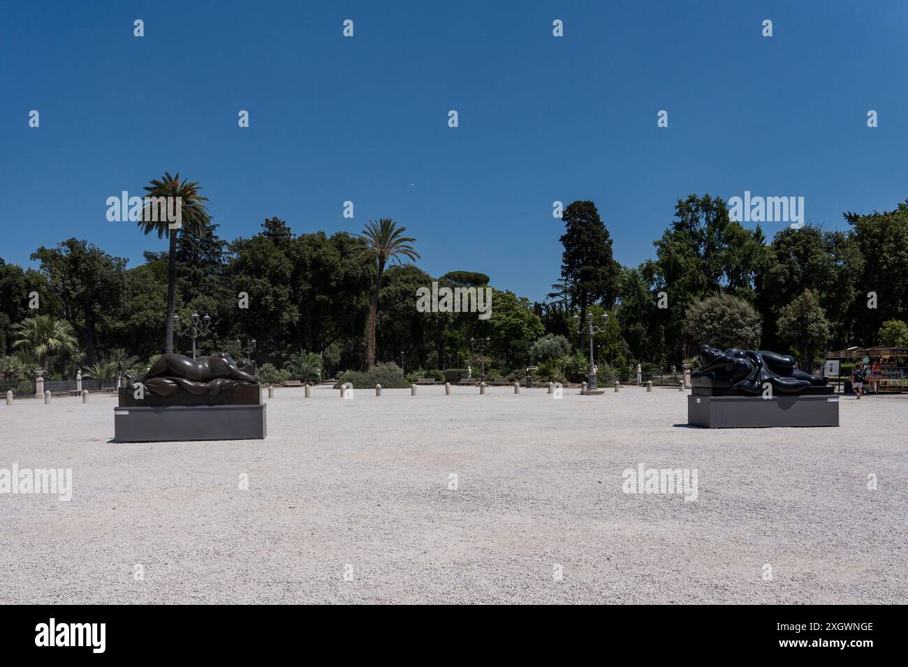 "Venere addormentata" e "donna sdraiata" - parti di "Botero a Roma": Un itinerario espositivo che si snoda per le strade del centro di Roma, combinando la bellezza delle opere di Fernando Botero con la monumentalità della capitale. La bellezza contemporanea delle sculture di Fernando Botero completa lo straordinario e unico fascino della capitale. La mostra, distribuita in alcune delle piazze più belle del centro di Roma, permette un confronto tra due mondi. Un tributo dalla capitale al grande scultore colombiano, recentemente deceduto, che arricchisce alcuni dei suoi più rinomati lo Foto Stock
