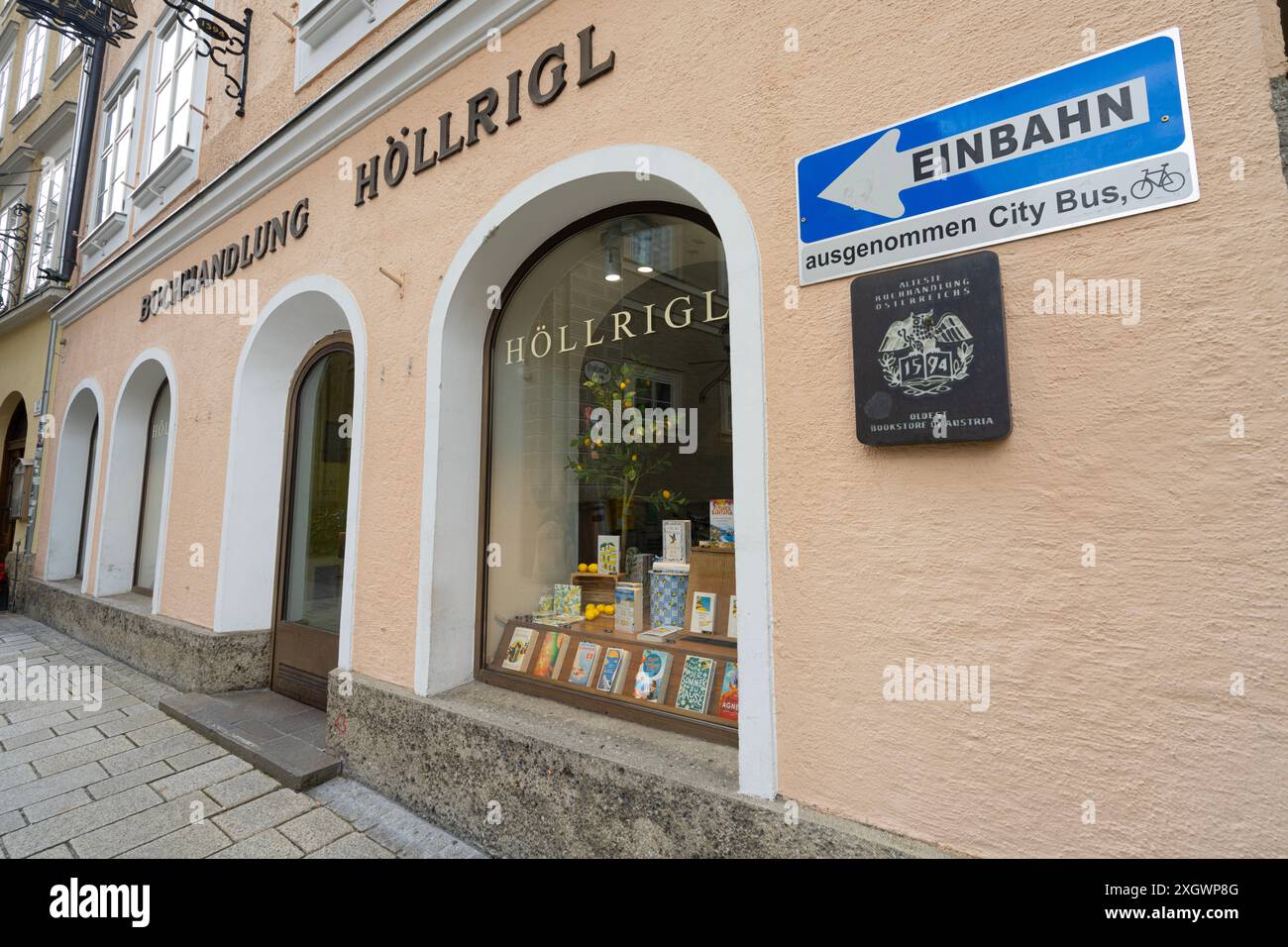 Salisburgo, Austria. 30 giugno 2024. Vista esterna della libreria Hollrigl, la libreria più antica d'Austria, nel centro della città Foto Stock