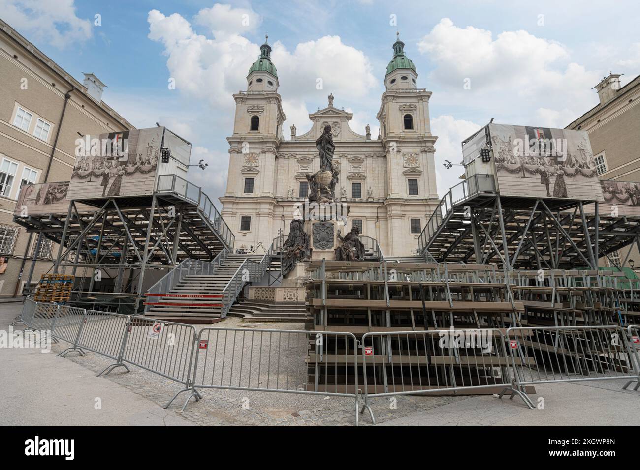 Salisburgo, Austria. 30 giugno 2024. L'impalcatura per il pubblico di spettacoli teatrali e musicali nel Domplatz nel centro della città Foto Stock