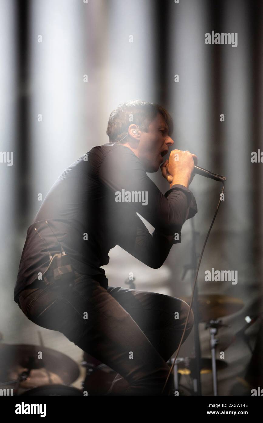 Edimburgo, Regno Unito. , . Suede si esibisce sul palco al concerto di Edinburgh Castle Esplanade. Foto: Cantante Brett Anderson. Crediti immagine: Pako Mera/Alamy Live News Foto Stock