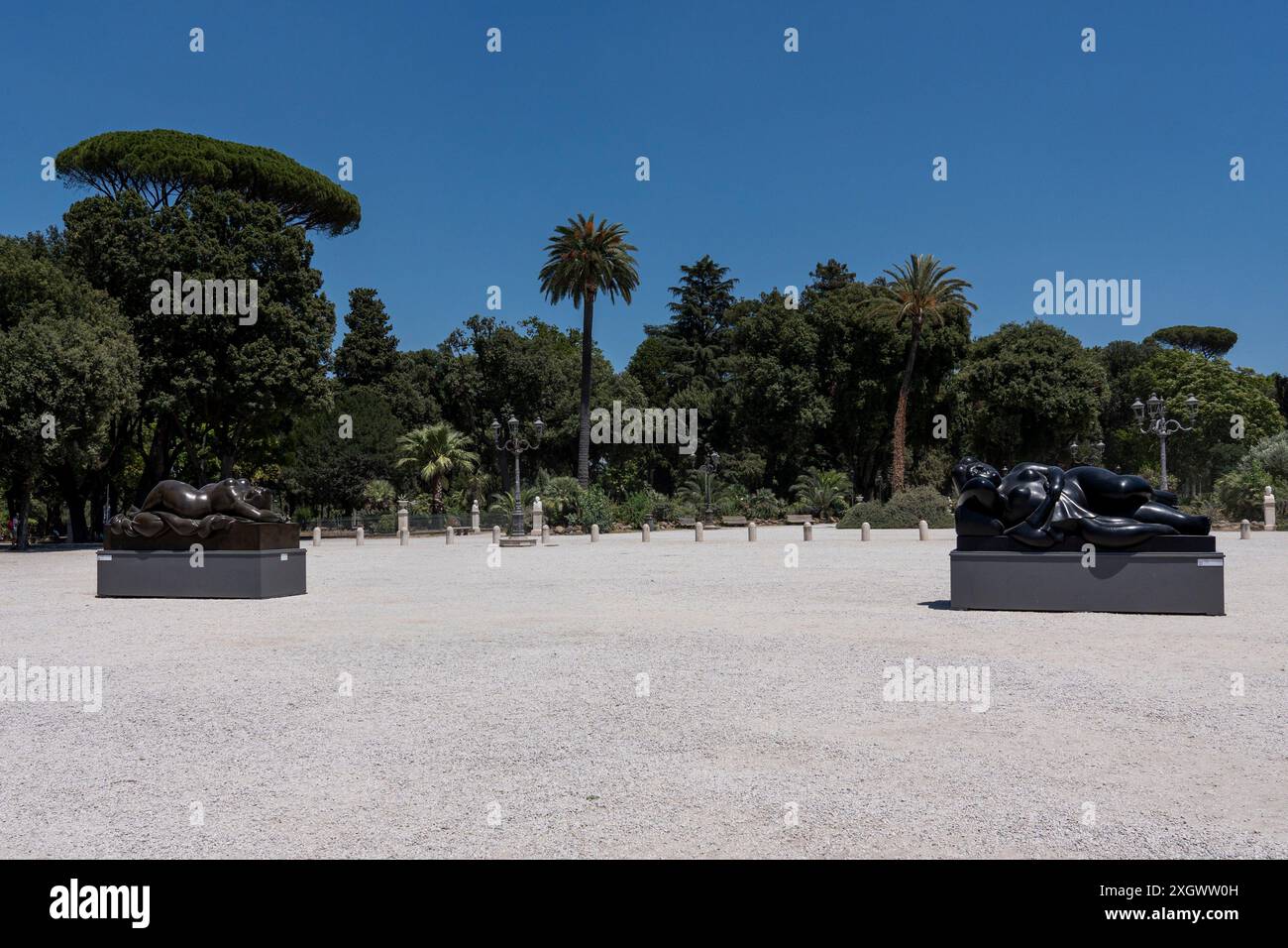 "Venere addormentata" e "donna sdraiata" - parti di "Botero a Roma": Un itinerario espositivo che si snoda per le strade del centro di Roma, combinando la bellezza delle opere di Fernando Botero con la monumentalità della capitale. La bellezza contemporanea delle sculture di Fernando Botero completa lo straordinario e unico fascino della capitale. La mostra, distribuita in alcune delle piazze più belle del centro di Roma, permette un confronto tra due mondi. Un tributo dalla capitale al grande scultore colombiano, recentemente deceduto, che arricchisce alcuni dei suoi più rinomati lo Foto Stock