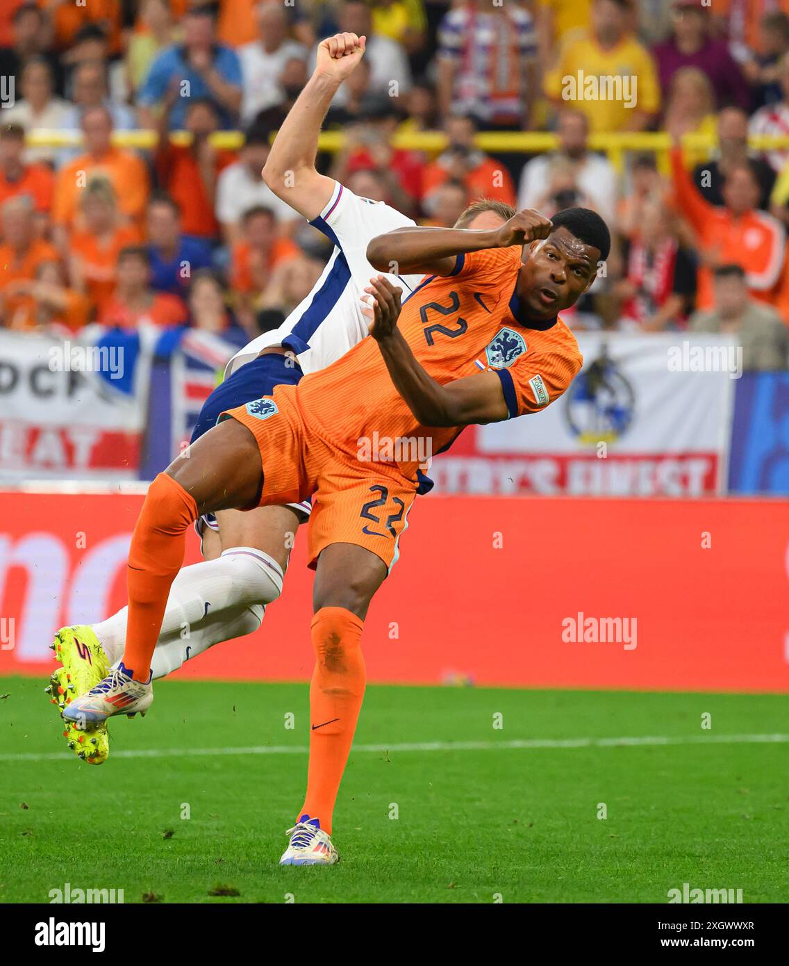 10 lug 2024 - Inghilterra vs Paesi Bassi - Campionati europei UEFA 2024 - semifinale - Dortmund. Harry Kane viene calciato e fregato da Denzel Dumfries e vince un rigore per l'Inghilterra. Foto : Mark Pain / Alamy Live News Foto Stock 10 lug 2024 - Inghilterra vs Paesi Bassi - Campionati europei UEFA 2024 - semifinale - Dortmund. Harry Kane viene calciato e fregato da Denzel Dumfries e vince un rigore per l'Inghilterra. Foto : Mark Pain / Alamy Live News Foto Stock