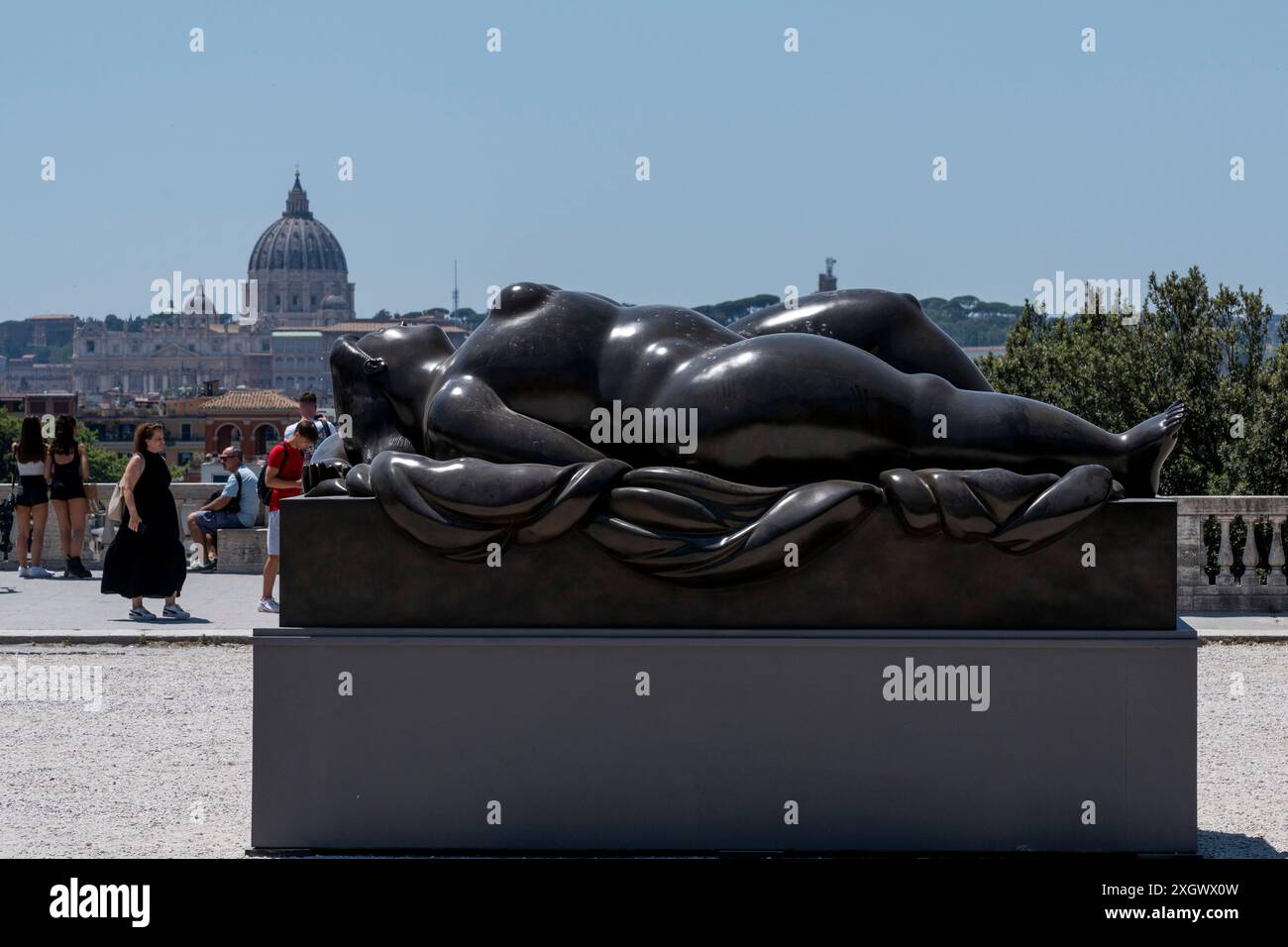 "Venere addormentata" - parte di "Botero a Roma": Un itinerario espositivo che si snoda per le strade del centro di Roma, combinando la bellezza delle opere di Fernando Botero con la monumentalità della capitale. La bellezza contemporanea delle sculture di Fernando Botero completa lo straordinario e unico fascino della capitale. La mostra, distribuita in alcune delle piazze più belle del centro di Roma, permette un confronto tra due mondi. Un tributo dalla capitale al grande scultore colombiano, recentemente deceduto, che arricchisce alcune delle sue località più rinomate con 8 sculture Foto Stock