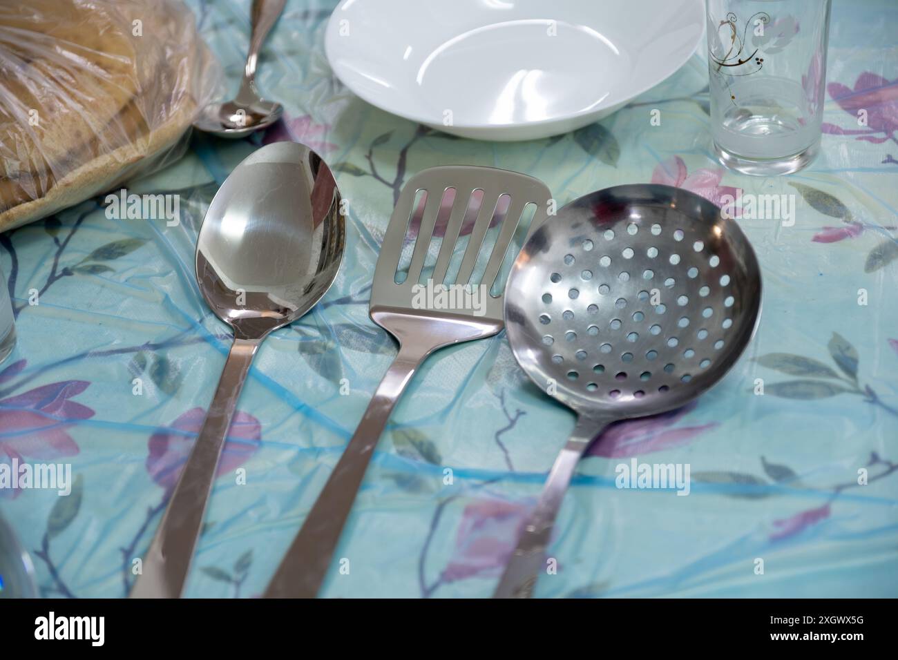 Spatole in acciaio inox di tipo uno per riso, l'altro per zuppe e vassoi per alimenti Foto Stock