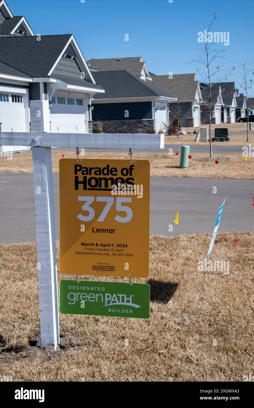 Blaine, Minnesota. La Parade of Homes firma a Lexington Waters, dove le nuove case partono da mezzo milione di dollari. Foto Stock