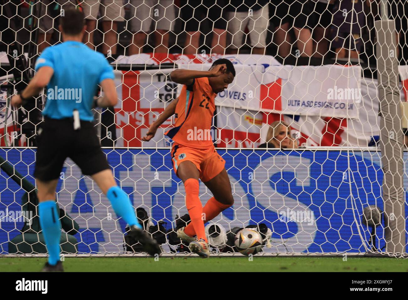 Denzel Dumfries (Paesi Bassi) esce dalla pista durante la semifinale del Campionato europeo UEFA tra Inghilterra e Paesi Bassi al BVB Stadion di Dortmund, mercoledì 10 luglio 2024. (Foto: Pat Scaasi | mi News) crediti: MI News & Sport /Alamy Live News Foto Stock