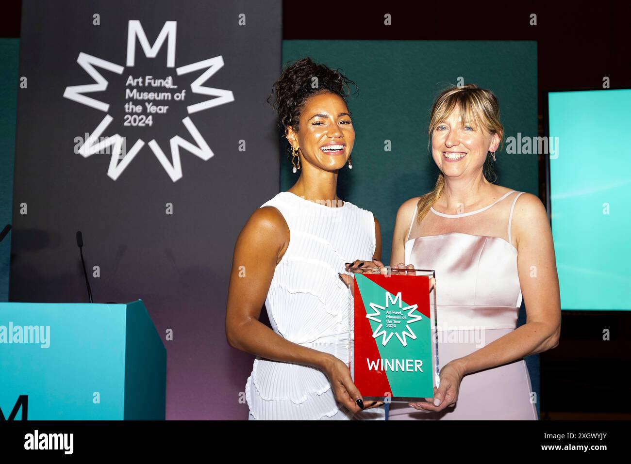 SOLO PER USO EDITORIALE Vick Hope presenta il dottor Helen Charman, direttore di Young V&A, con il premio Art Fund Museum of the Year 2024 in una cerimonia alla National Gallery di Londra. Data foto: Mercoledì 10 luglio 2024. Foto Stock