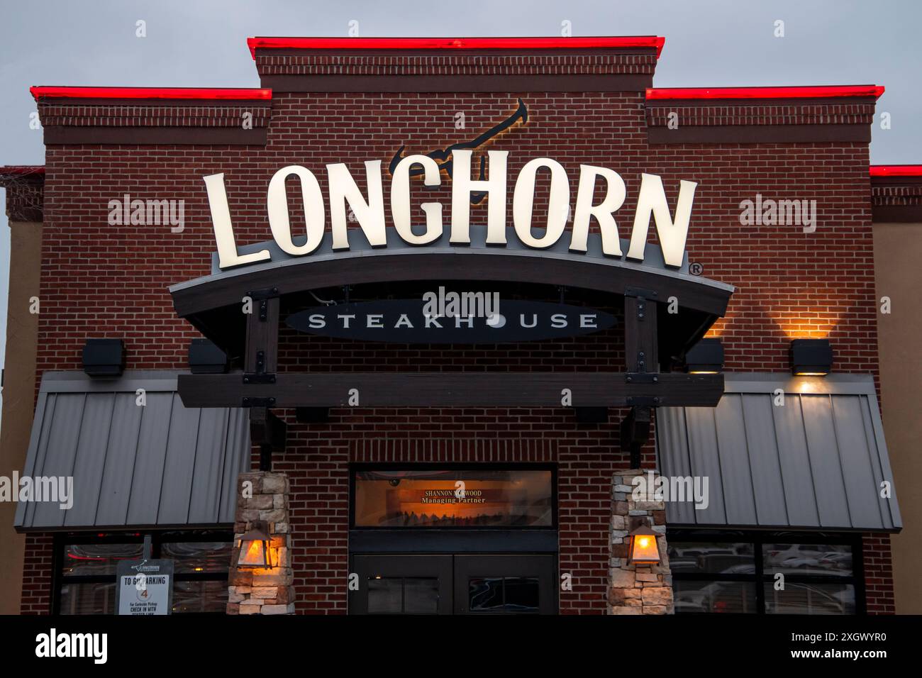 Kansas City, Kansas. Primo piano di una Longhorn Steakhouse la sera. Longhorn è una catena di ristoranti americani informali. Foto Stock
