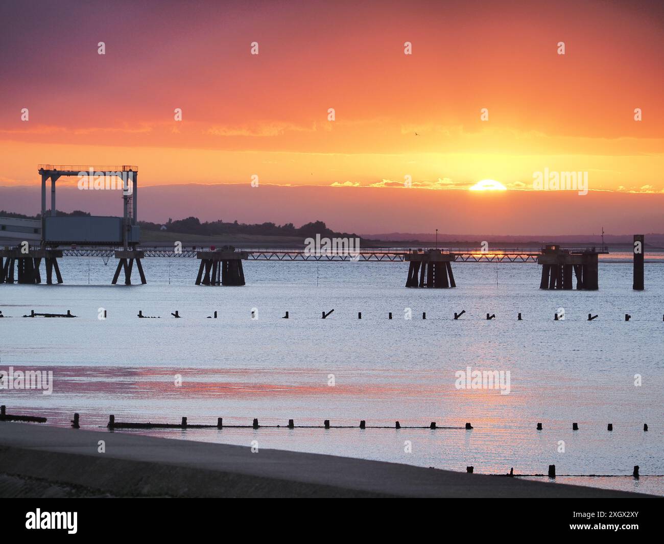Sheerness, Kent, Regno Unito. 10 luglio 2024. Meteo nel Regno Unito: Tramonto a Sheerness, Kent. Crediti: James Bell/Alamy Live News Foto Stock