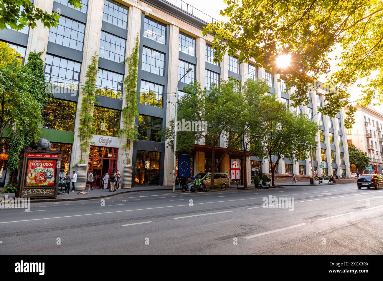 Tbilisi, Georgia - 23 GIUGNO 2024: Stamba è un complesso di hotel a cinque stelle, spazio di coworking, bar, caffè e aree urbane condivise in stile ecologico su Merab Kostava Foto Stock
