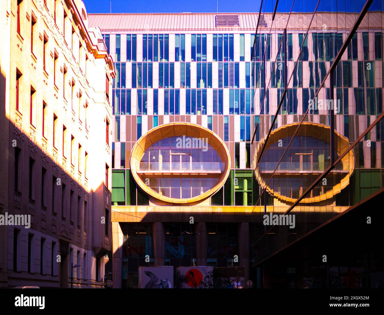 Le finestre circolari del centro commerciale Wien Mitte Foto Stock