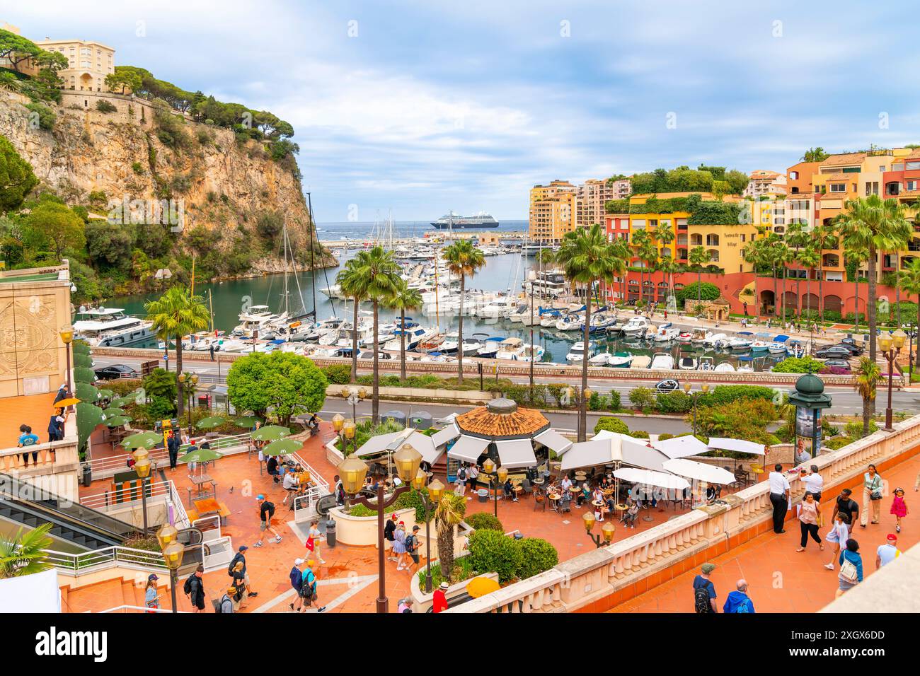 Vista del colorato porto di Fontvieille, del Mar Mediterraneo con nave da crociera e della città lungo la Costa Azzurra a Monte Carlo, Monaco. Foto Stock