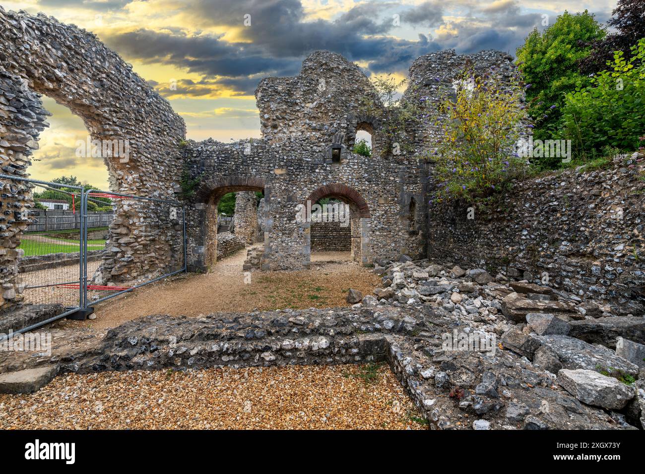 Le rovine del castello medievale di Wolvesey, l'Old Bishop's Palace risalente al 970 d.C. nel centro storico di Winchester, Hampshire, Inghilterra, Regno Unito Foto Stock