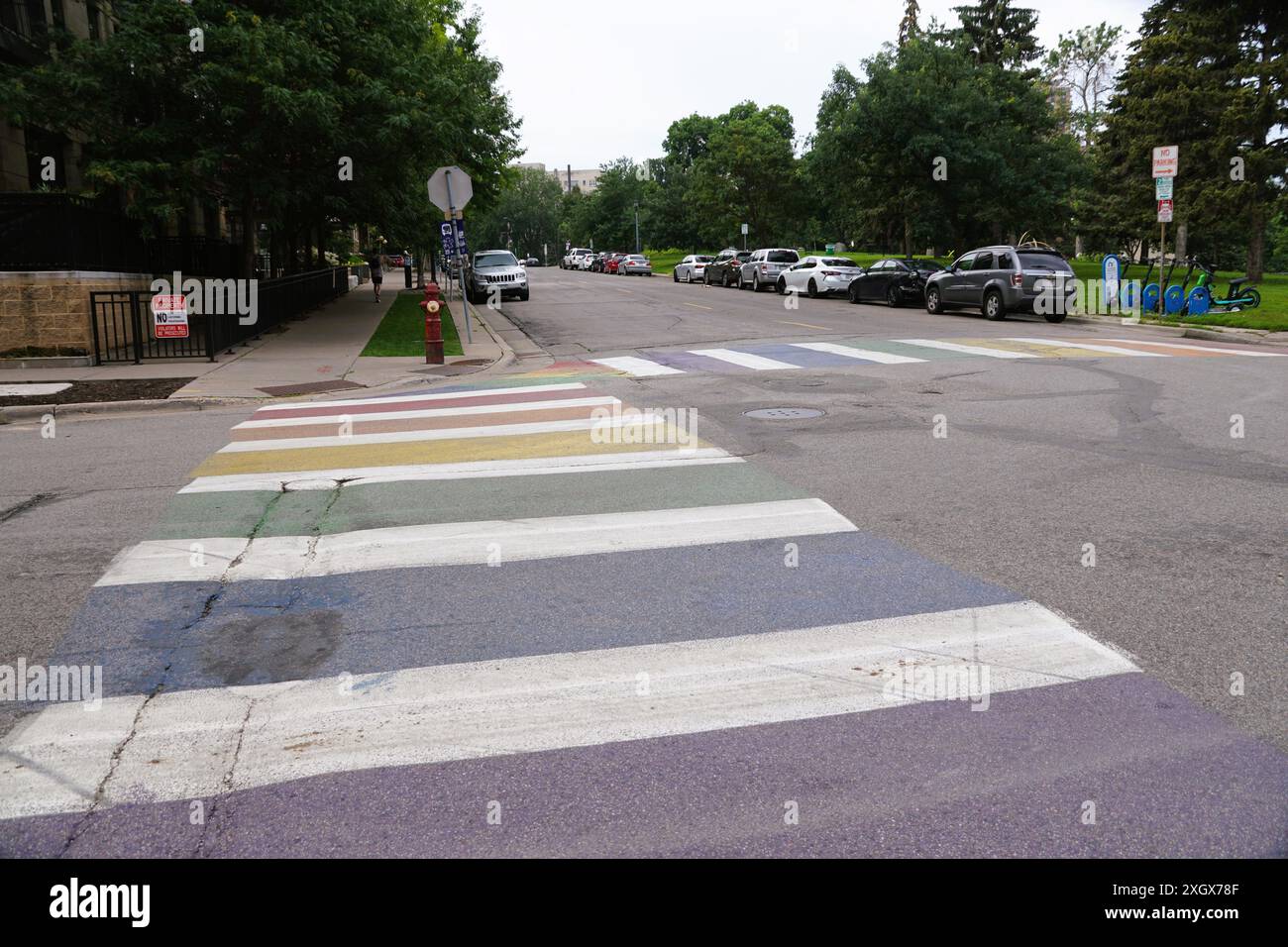Minneapolis, Minnesota, U. S - 9 luglio 2024 - la balestra arcobaleno sbiadita vicino a Loring Park Foto Stock