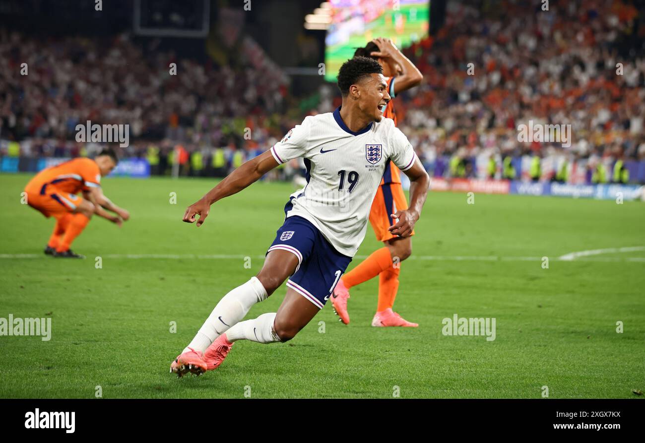 DORTMUND, GERMANIA - 10 LUGLIO: L'Inghilterra Ollie Watkins festeggia il gol in occasione della semifinale di UEFA EURO 2024 tra Paesi Bassi e Inghilterra allo stadio Dortmund il 10 luglio 2024 a Dortmund, Germania. © diebilderwelt / Alamy Live News Foto Stock