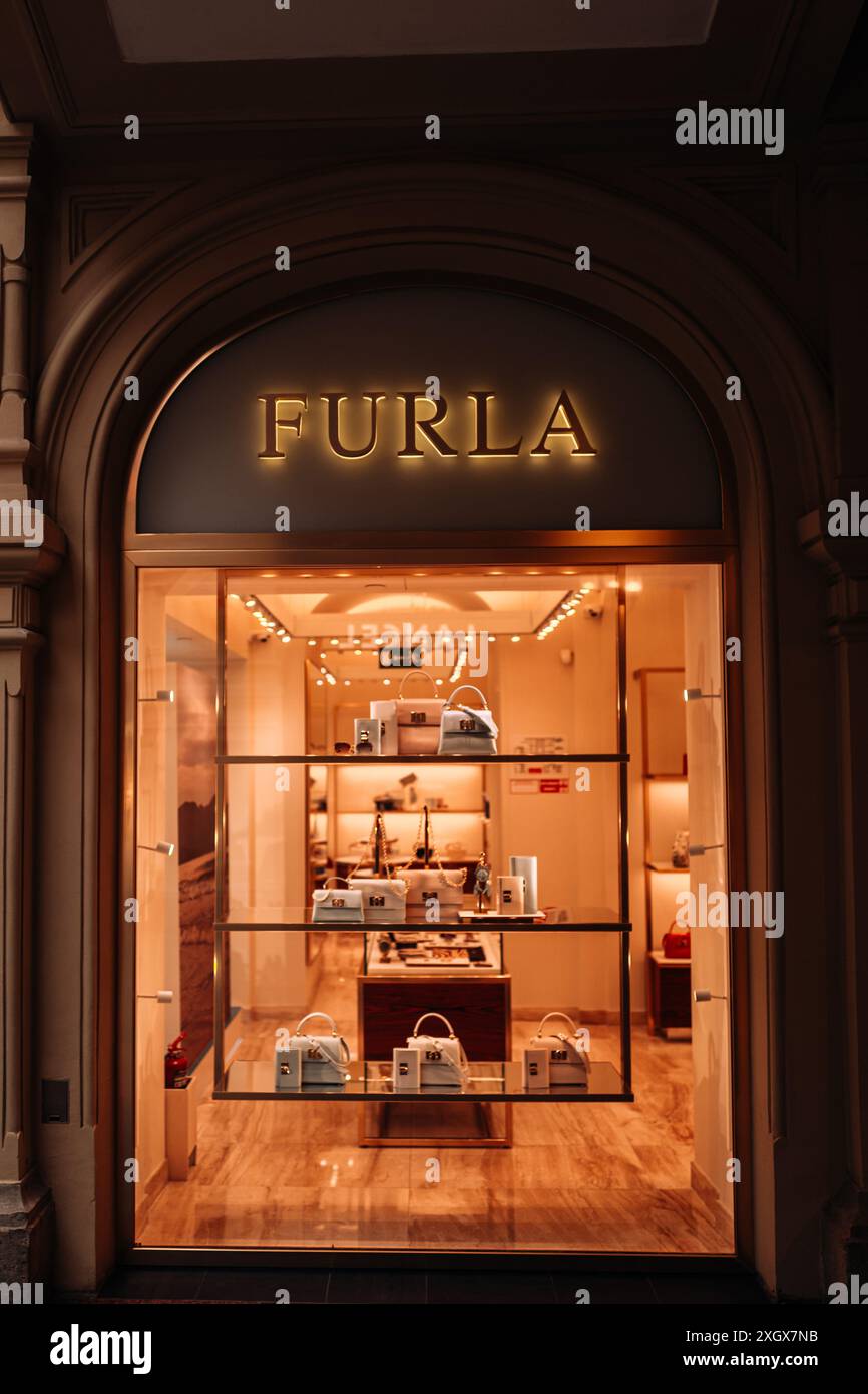 Il famoso negozio di articoli di lusso Furla insegna dorata con logo sul punto vendita del centro commerciale. Foto Stock