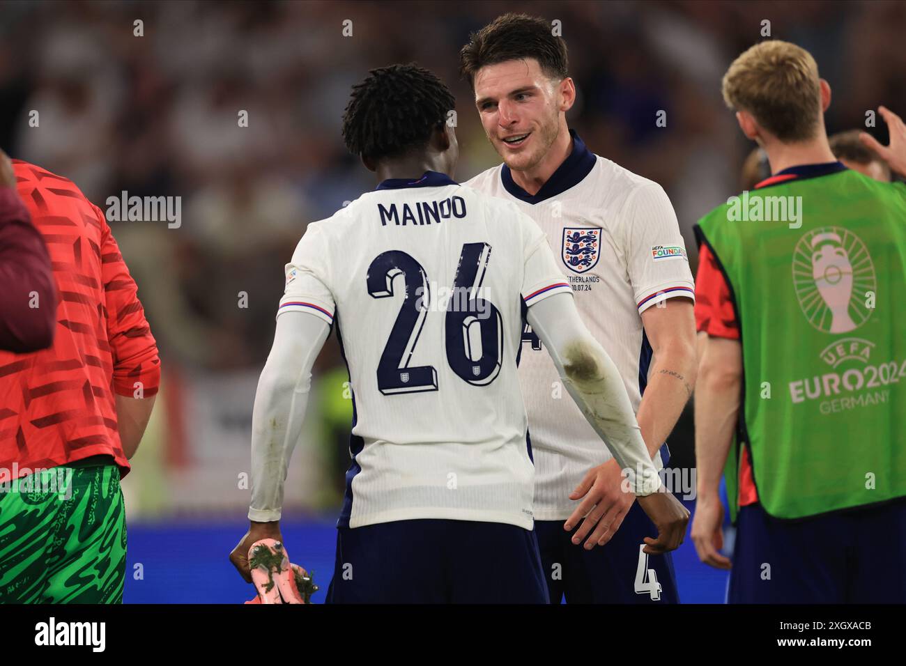 Declan Rice (Inghilterra) con Kobbie Mainoo (Inghilterra) dopo la semifinale del Campionato europeo UEFA tra Inghilterra e Paesi Bassi al BVB Stadion di Dortmund mercoledì 10 luglio 2024. (Foto: Pat Scaasi | mi News) crediti: MI News & Sport /Alamy Live News Foto Stock