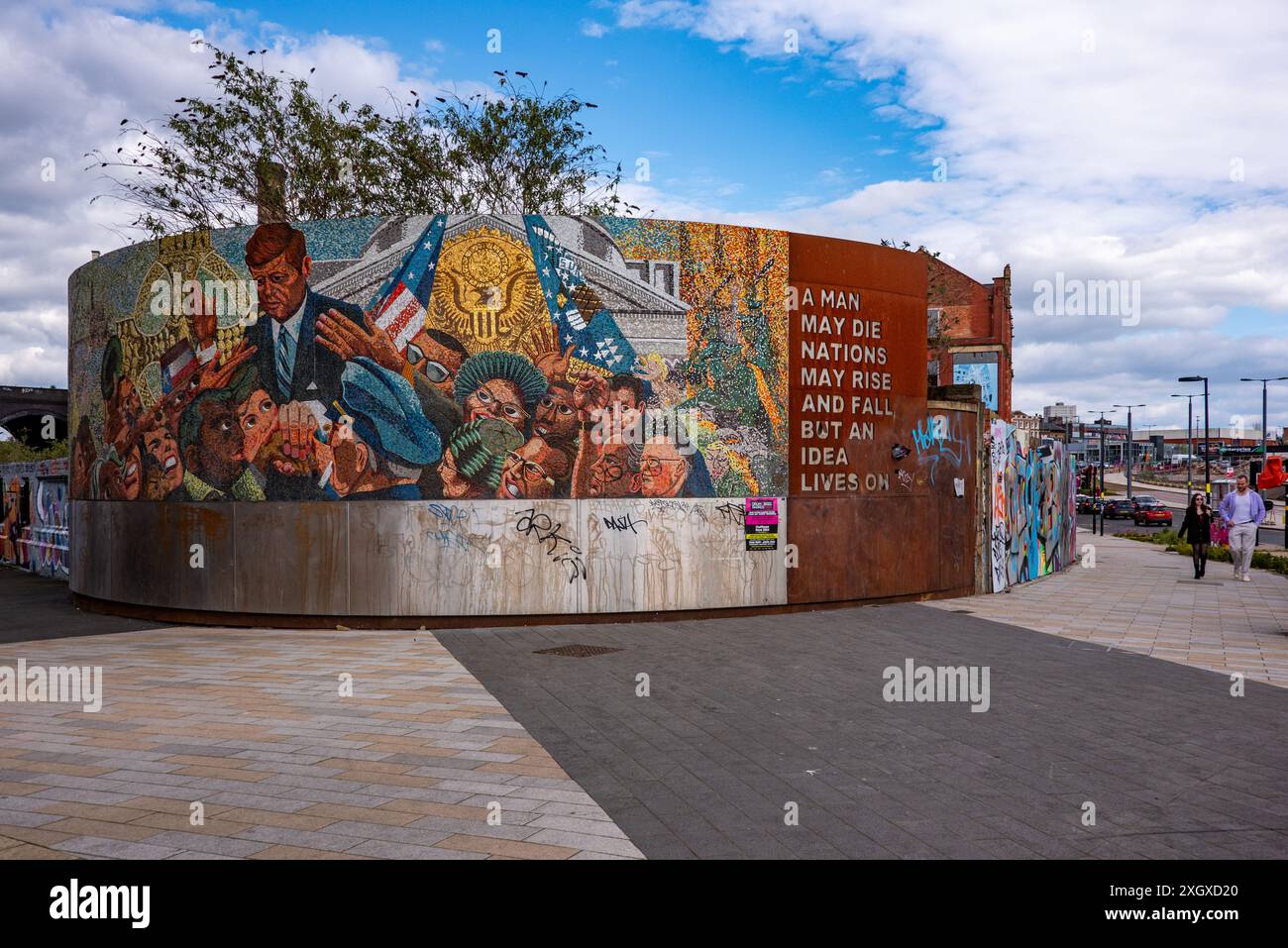 John F Kennedy Memorial, Digbeth, Birmingham, Regno Unito. Il murale era originariamente al St Chad's Circus nel centro della città, ma fu reinstallato a Digbeth nel 2013 Foto Stock