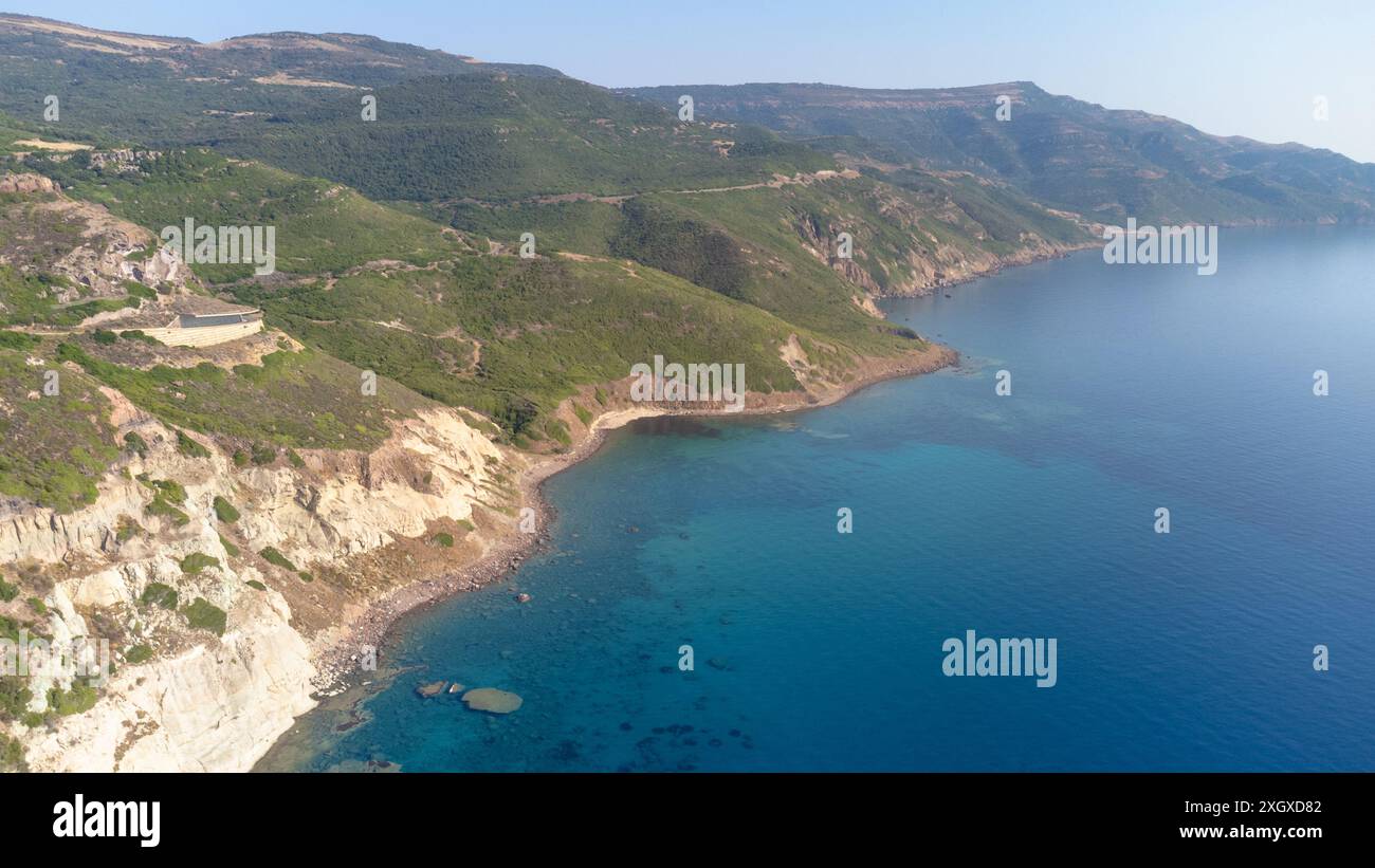 Vista dal drone sulla costa occidentale della Sardegna, isola italiana, tra Bosa e Alghero con la riserva naturale del Grifone. Tou della natura ecologica Foto Stock