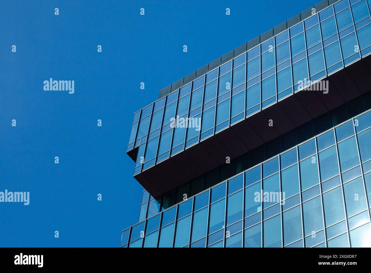 Moderno edificio in vetro contro Blue Sky Foto Stock